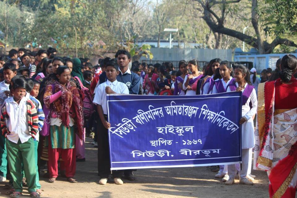 WBPolice's tweet photo. #RoadSafetyAwarenessProgram by #BirbhumDistrictPolice at Suri. Large no of local people including students participated https://t.co/CyyKANdTzt