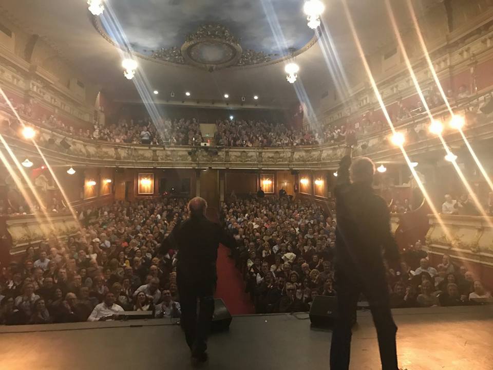 BertinOsborne's tweet photo. ¡Seguimos en Valencia con un público maravilloso! Y esta semana más, de jueves a domingo en el @teatroolympia #PorHumorAlArte https://t.co/4OQvdWkpfA