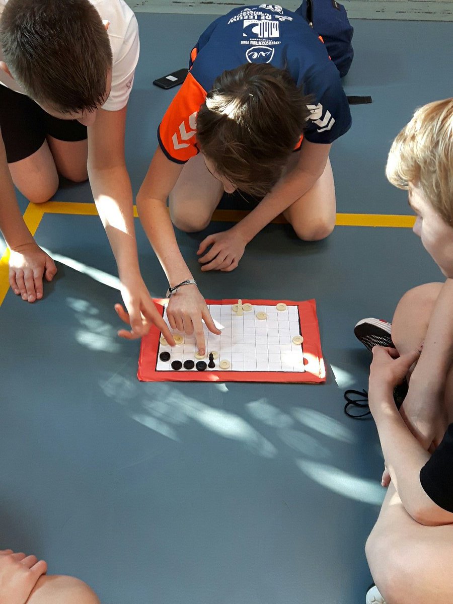 lyceumdegrundel's tweet image. Romeins bordspel #1has #geschiedenisles maar dan anders..