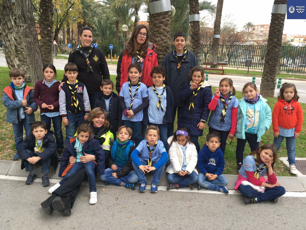 MurciaPolicia's tweet photo. El sábado Castores del Grupo de Scout Cruz del Sur visitaron el Parque Infantil trafico, y aprendieron muchooo.... de Educación vial. https://t.co/77NYsVxz1F
