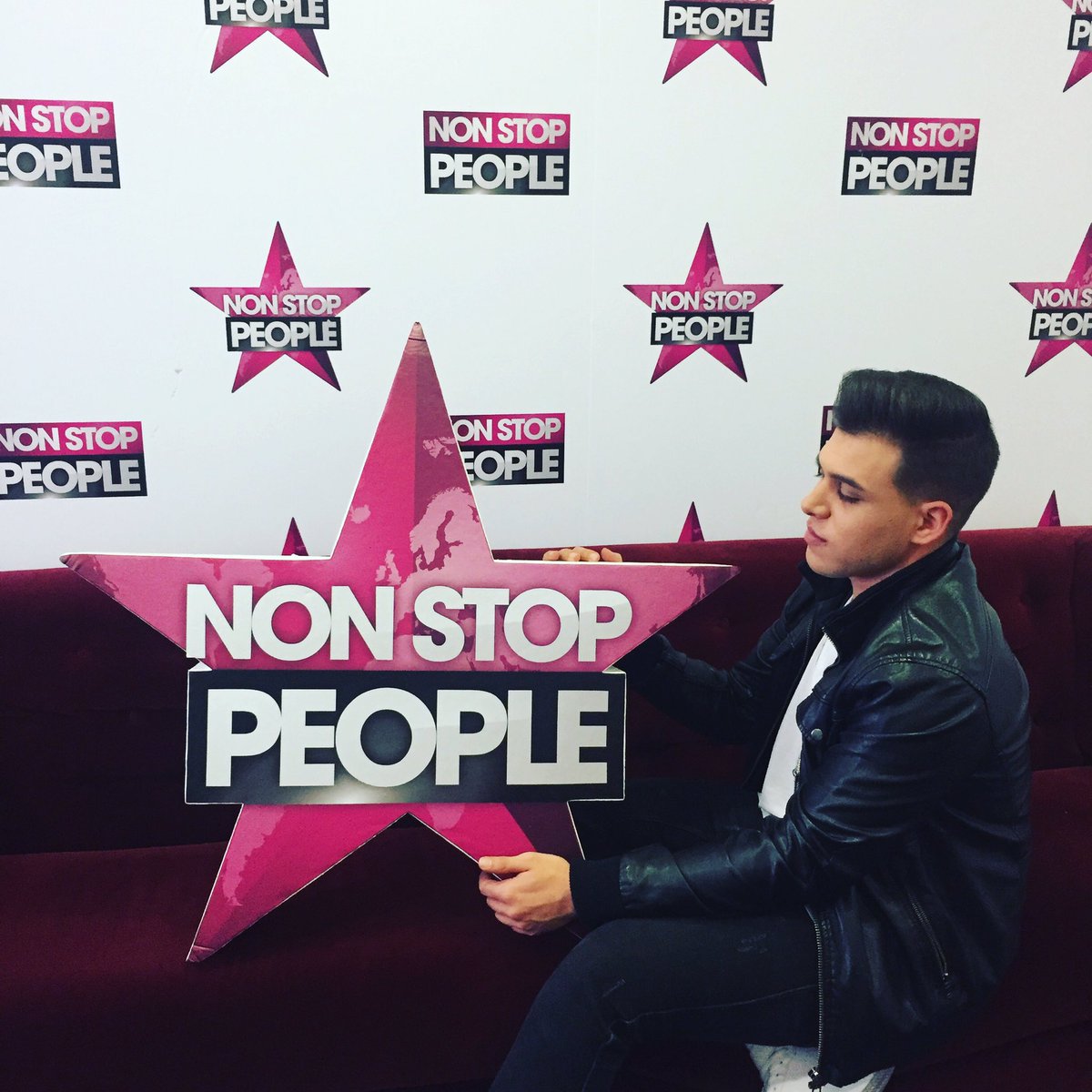 musichitfactory's tweet photo. @TonyLozanoMusic hoy en #ElHub @NonStopPeopleES presentando #Misterio @SAGAWhiteBlack @JOELCOLOMBIA @SonyMusicSpain @musichitfactory https://t.co/ZlkFLbwRvx