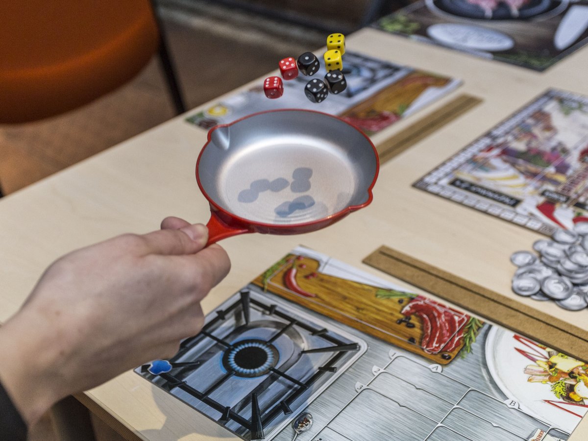 Miasto_Lodz's tweet photo. Rzucaj kośćmi na patelnię😉#TOPKitchen to planszówka stworzona przez duet Quantum #Games.Najsmaczniejsza gra o gotowaniu prosto z #Łódź https://t.co/GXov1YKjml