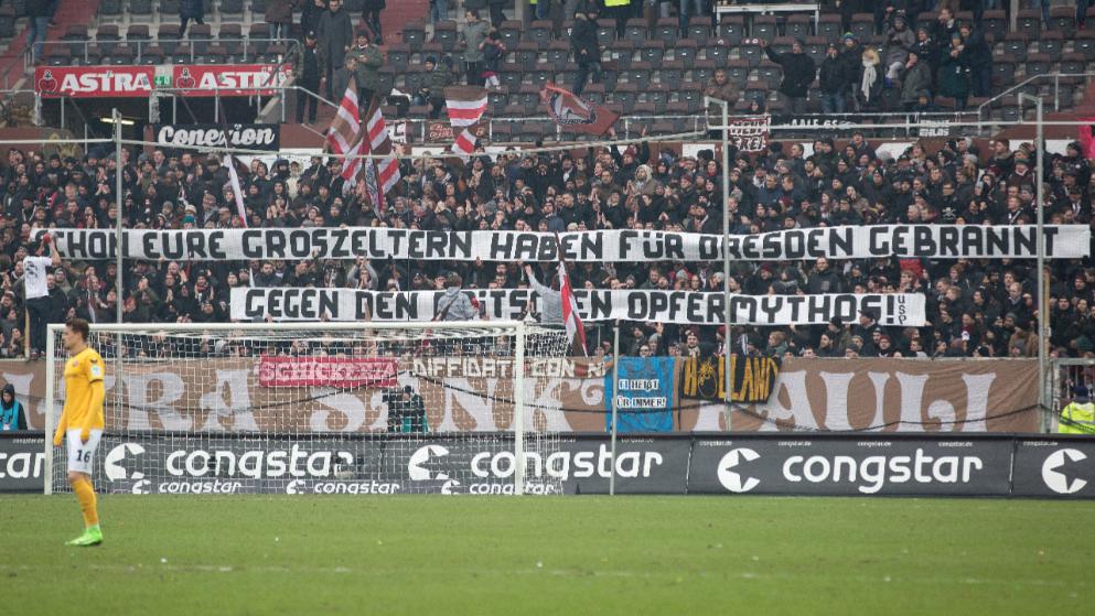 BestBenzGallery's tweet photo. Die #Südtribüne wird wegen #PLAKATEN gesperrt!? Ja ne ist klar! 😠 Das hab ich noch nie erlebt.
#bvbrbl #STPSGD #bvb #süd #DFB #wiebitte https://t.co/weTvQJc1cK
