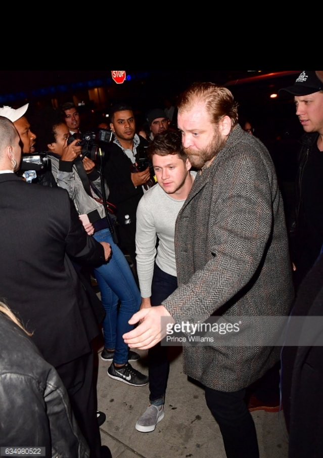 1DOfficial_12's tweet photo. (4) Niall anoche 12/2 llegando a la #UMGAfterParty de los Grammys ! -PM #1DOU https://t.co/ilyEr8ulPB