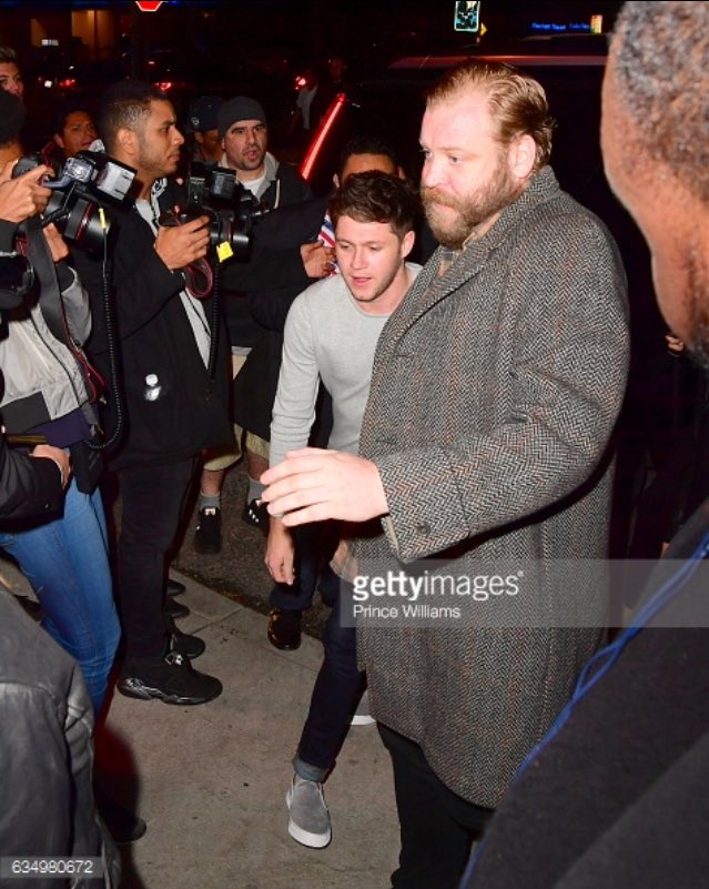 1DOfficial_12's tweet photo. (4) Niall anoche 12/2 llegando a la #UMGAfterParty de los Grammys ! -PM #1DOU https://t.co/ilyEr8ulPB