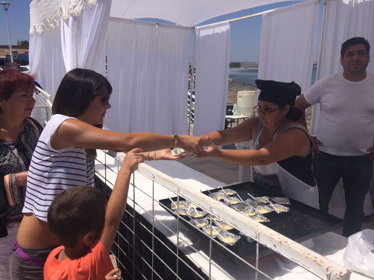 municoquimbo's tweet photo. Coquimban@s y turistas disfrutan en Tongoy de una nueva versión del Festival Gastronómico del Ostión. ¡Todo un éxito! https://t.co/LOJBg8bwsv