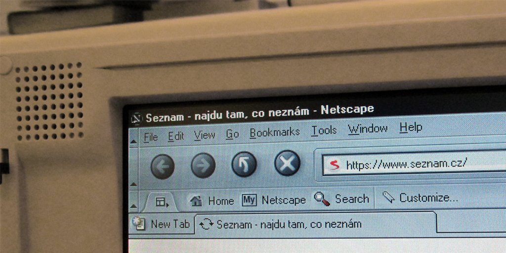 SuPokorny's tweet photo. Dial-up na základce, mail od @seznam_cz a první under construction na wz.cz. Už jsme #25letonline, díky. Jaké bylo vaše poprvé? #pripojujise https://t.co/pKaY752bG0