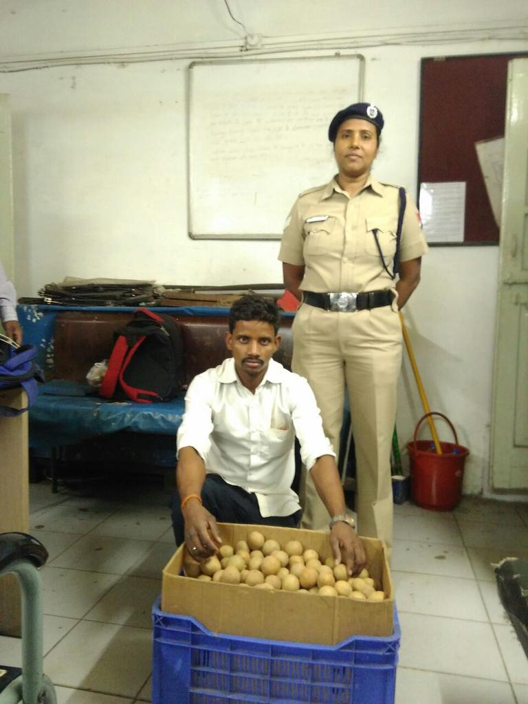 AndheriRpf's tweet photo. @pupudasgupta this hawker nabbed today by RPF ADH https://t.co/mySbDySbCC