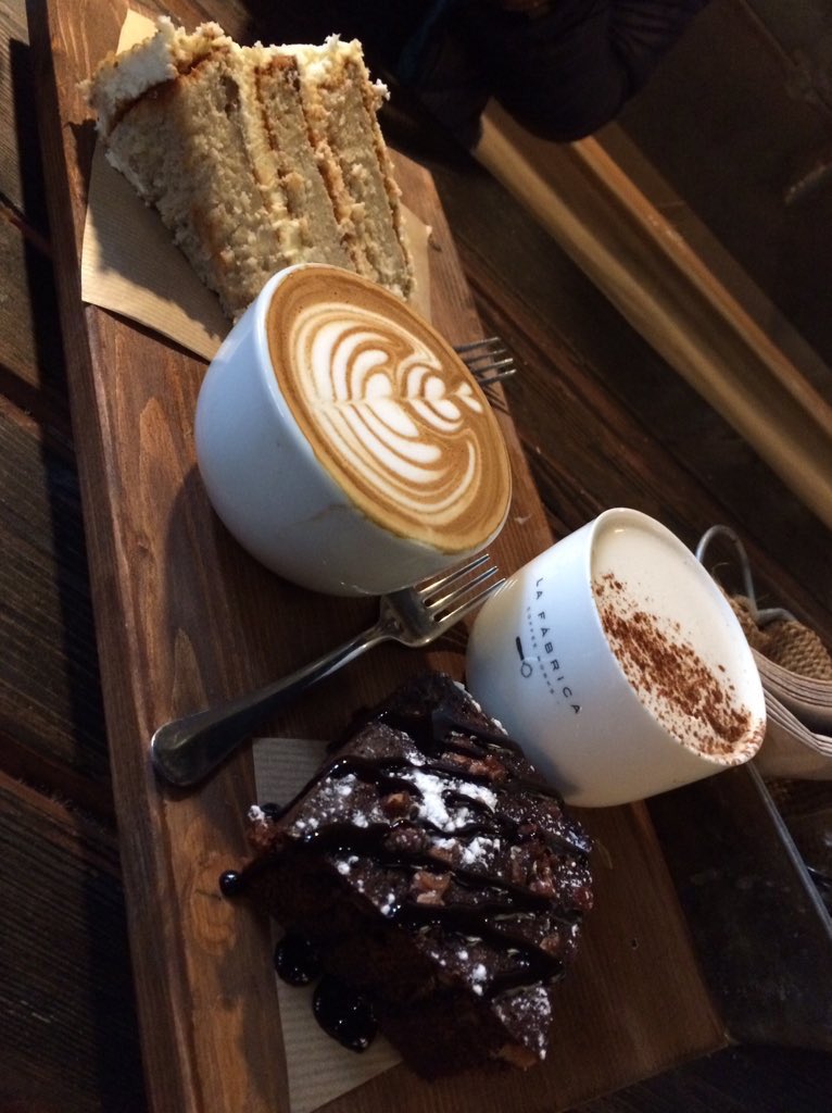 Cakes make every rainy day a bit better. #girona #cafe