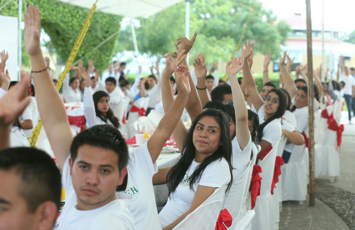 paula_hdz's tweet photo. Saludando a jóvenes estudiantes que cuentan con la #Beca SEP-PROSPERA previo al evento del Presidente @EPN #Huejutla #SedesolContigo https://t.co/m9Mi0lbvxb