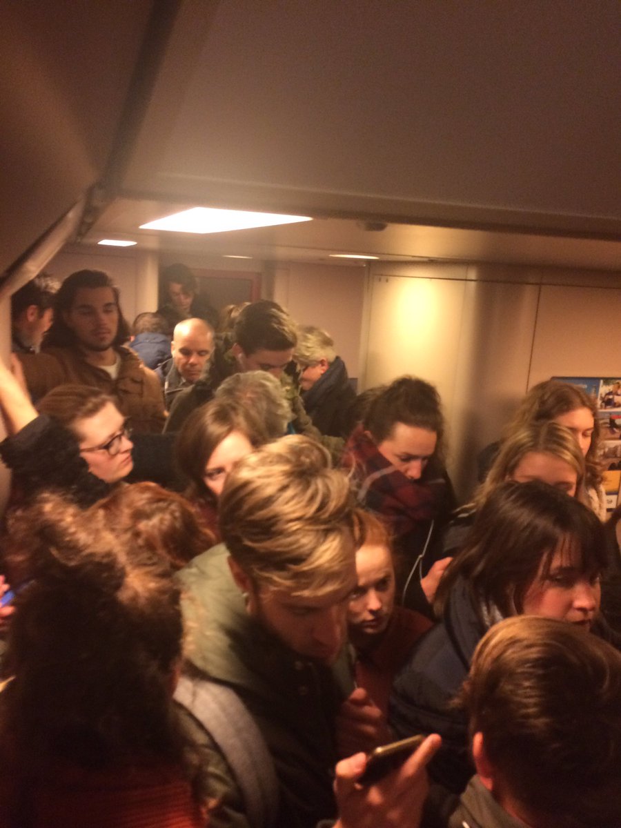 Houtappels's tweet image. Zo fijn, de trein. 😡