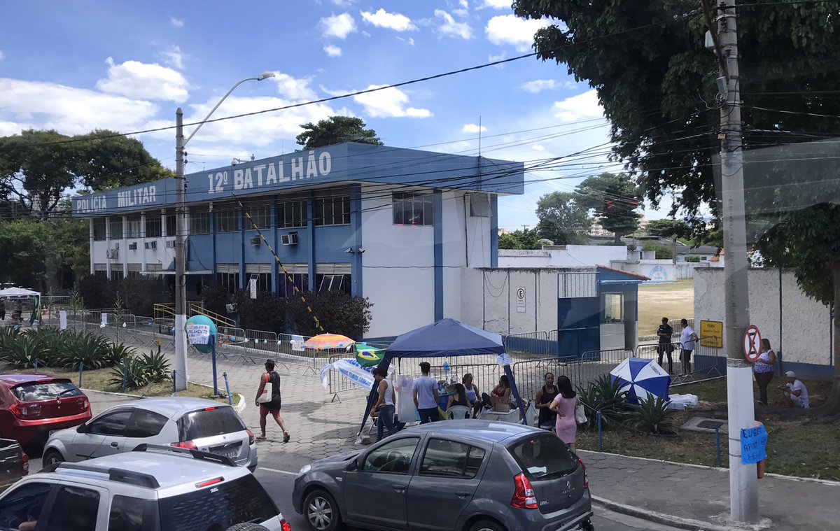 93FmGospel's tweet photo. Mulheres continuam acampadas nas duas entradas do 12°BPM/Niterói. Apesar disso, policiamento na cidade é considerado normal. #AlertaPMrio https://t.co/re8csyb0Vj