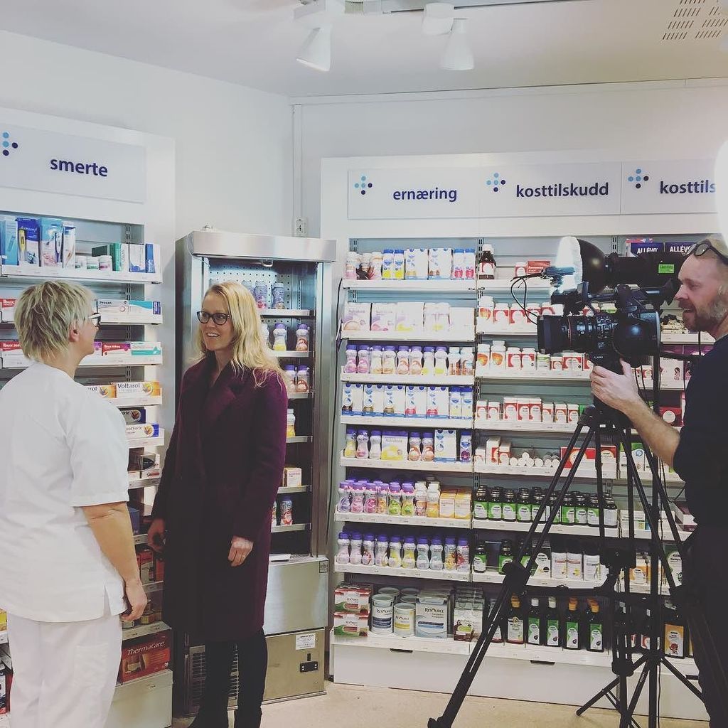 Apokus_no's tweet photo. Filming til nytt kurs om barn og legemidler 🎬 #apokus #apotek #apotektekniker #farmasøyt https://t.co/QC0gO5mSsa https://t.co/O57qOItPCb