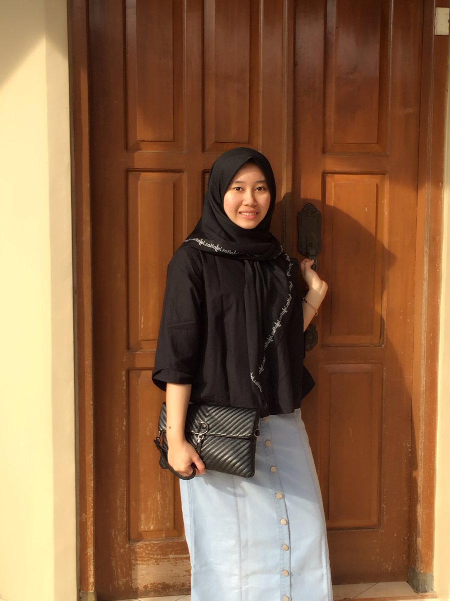 AliyahRopiah's tweet photo. Black outfit🕷 https://t.co/DqTotUY10M