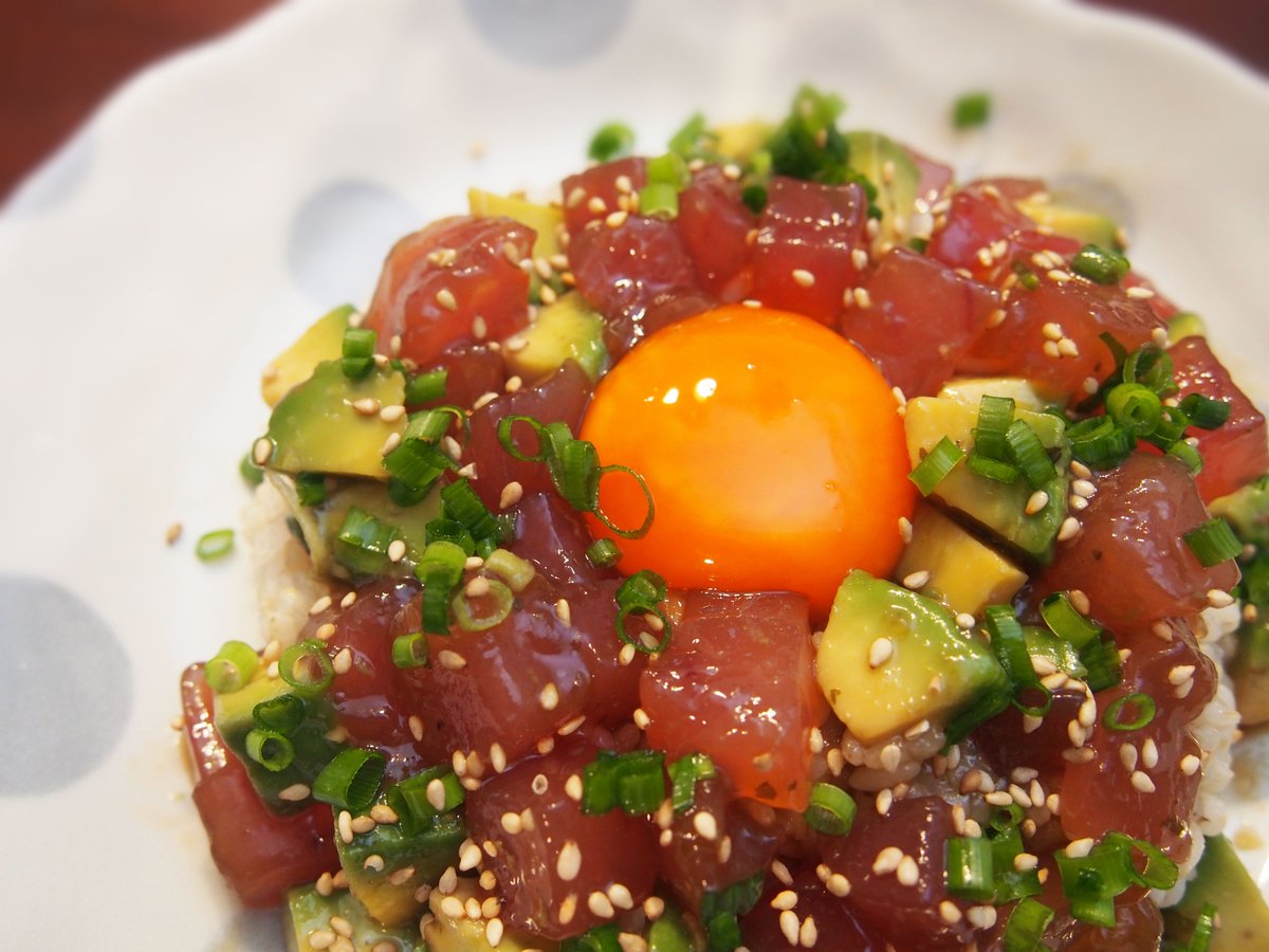 トモ ときどきカフェ さっそくチューブのパクチーでびんちょうまぐろとアボカドのパクチー漬け丼をつくりました 醤油大さじ３ みりん大さじ２ 酒大さじ１をレンジで１分半 冷ましてからごま油少々とパクチーを小さじ１ お好みで入れ サイコロ状に切っ