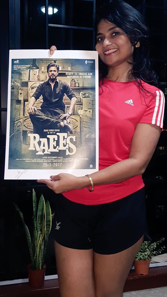 roy1482's tweet photo. Best Birthday gift and Valentines Day gift too from Sharukh Khan.(Autographed poster).♡♡♡ Thanks a loads to Himanshu Verma https://t.co/miTekpE6Se