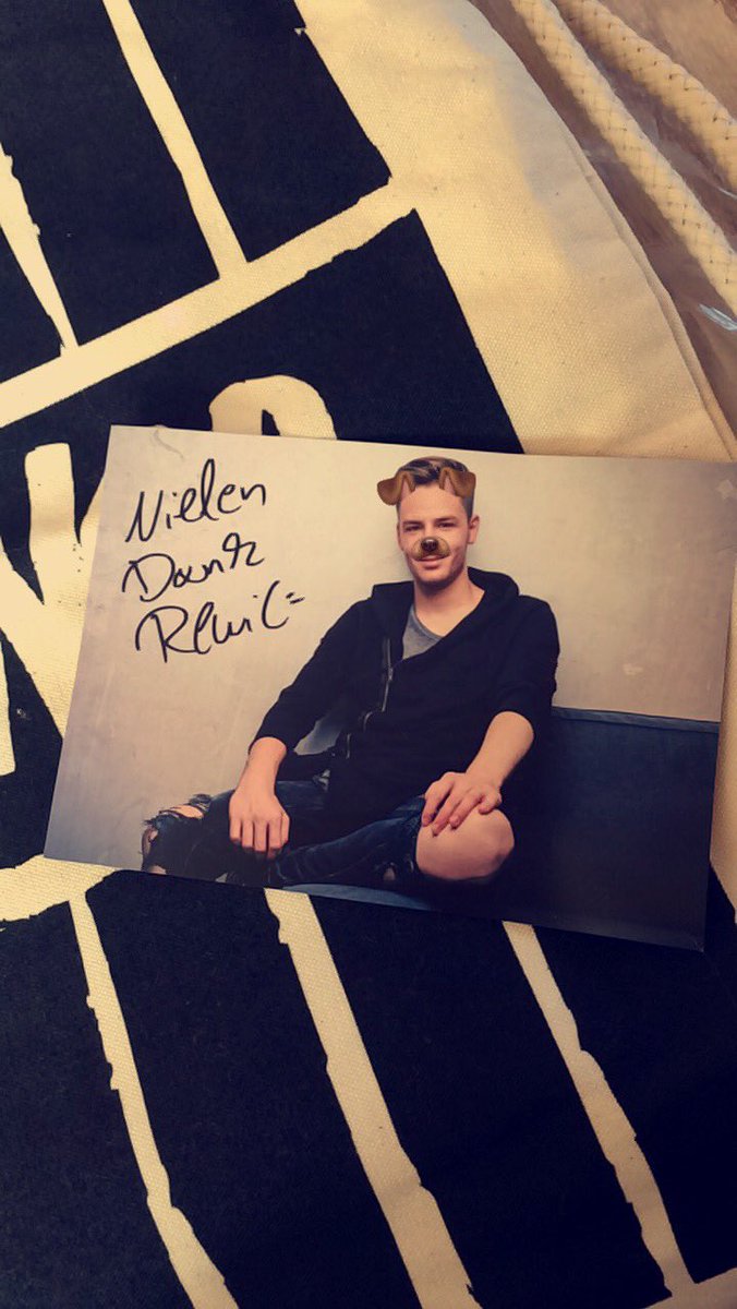 rewihero's tweet photo. Jo @rewinside merchliebe:3333
#rewimerch
Immer wieder gerne ❤️ https://t.co/jyo7FfLF7M