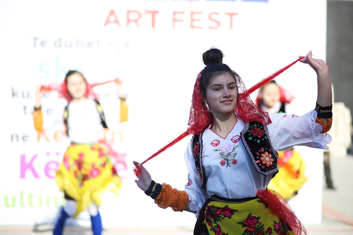 CityOfTirana's tweet photo. Të mahnitur nga talenti dhe pasioni që përcollën artistët e rinj të Vaqarrit, Pezës e Ndroqit #TiranaArtFest 🎤🎸🥁💃🕺🤹🎼🎭🎧 https://t.co/z0H4eYIL8z