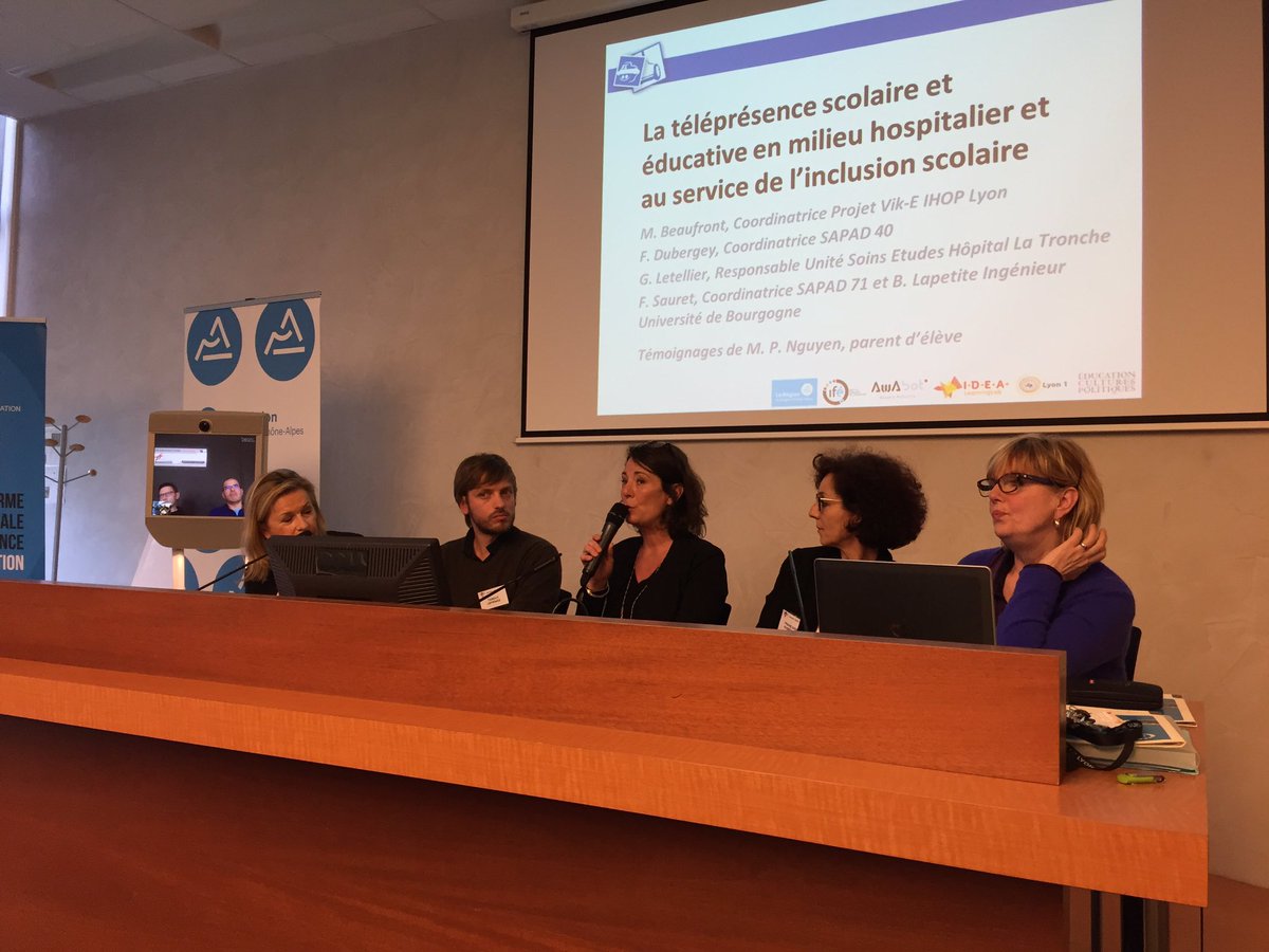 ibe_pro's tweet image. #robotaura projet Vik-E @CLCCLeonBerard M Beaufront presente l&apos;utilisation du #robot utilisé pour garder le lien av le milieu familial