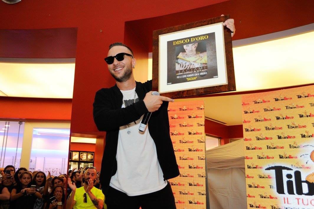 ElenaSalerno_'s tweet photo. #Baciami è disco di PLATINO!
Un altro bel quadro da appendere! 🤘🏻💿💿
@MattiaBriga 
Che soddisfazione 🚀🚀 https://t.co/JSiFTOiwHL
