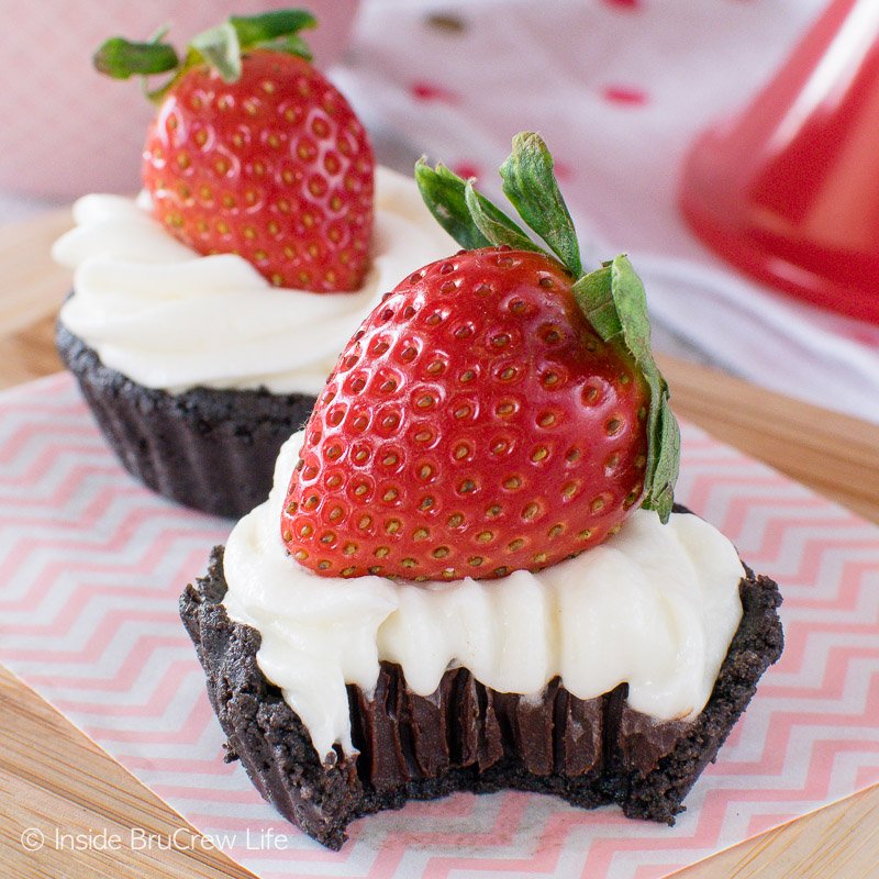 BruCrewLife's tweet image. {New} No Bake Chocolate Cream Tarts. A delicious little #nobake treat for your Valentine! insidebrucrewlife.com/2017/02/no-bak…  @LoveGhirardelli