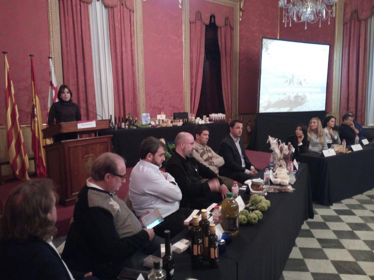 SomGastronomia's tweet photo. @beanubiola ha explicat avui l'experiència del #CREG16 a la Jornada d'Alimentació: el producte local català com a element diferenciador https://t.co/le6F5awVon