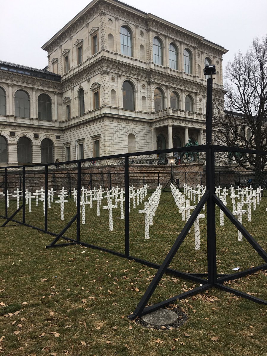 Die Scouts der Galerie waren am WE in München an der Kunstakademie. Vor dem Gebäude ein Friedhof mit Zaun und vielen Kreuzen. Beeindruckend.