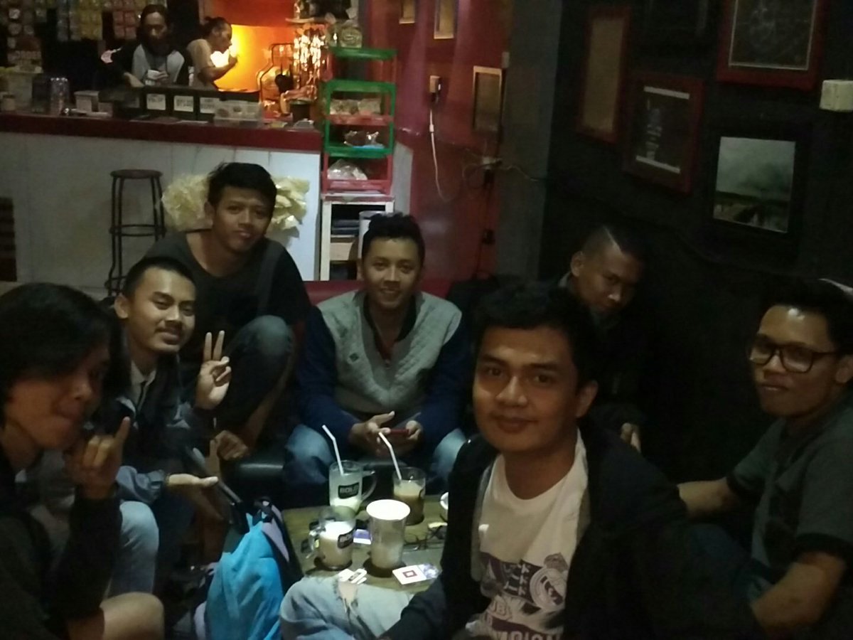 Ngopi tipis2 pengurus pmid malang, yang lagi free monggo ikut 

#MadridMalang
#MadridistaMalang
#PMIDMalang
#HalaMadrid