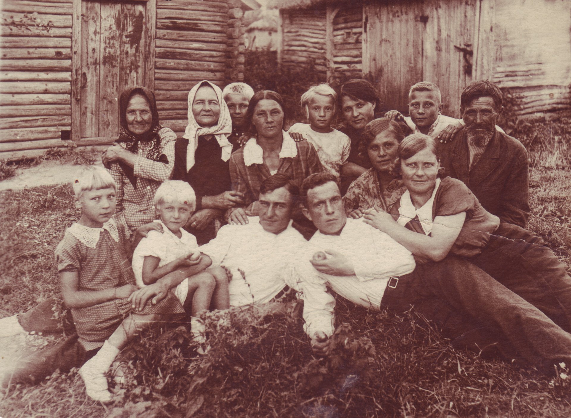 Старые порванные фотографии
