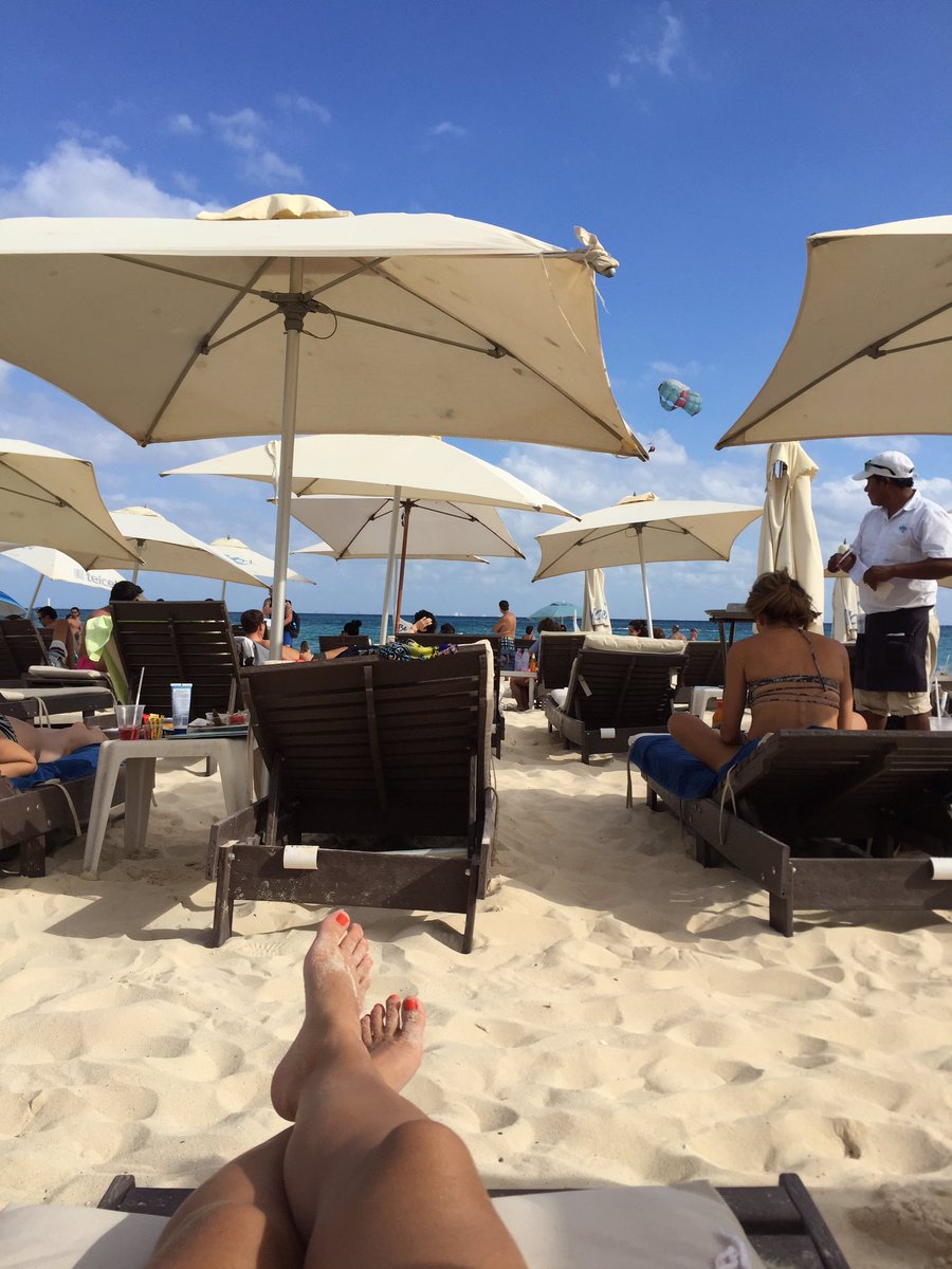 mikix10's tweet photo. Eu podia estar roubando ... mas estou viajando e muito feliz! #visitmexico #playadelcarmen #koolbeachclub https://t.co/4R4X1oXWvY