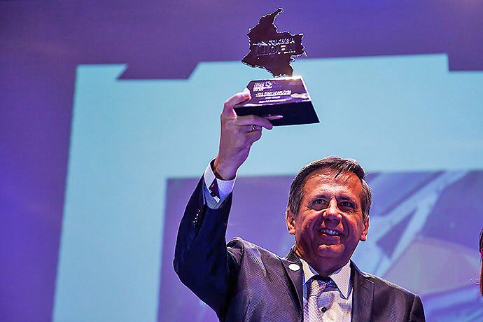 RitterLopez's tweet photo. Gracias a Dios por permitirme recibir el galardón al Mejor Alcalde de Colombia 2012 - 2015 #HechosMásQuePalabras @RevistaSemana https://t.co/CwtzC8llAP