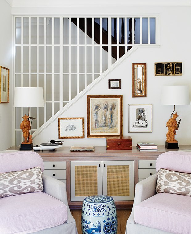 HouseandHome's tweet photo. By opening up the staircase wall, Silvana extended the small living room’s sight lines. https://t.co/9aAr8eR6VP https://t.co/AGspA4NbPN