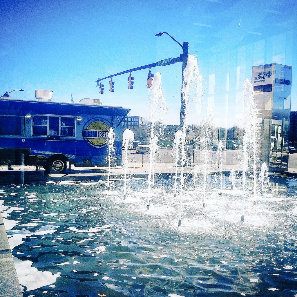 freshmedclt's tweet photo. Look how pretty our reflection is! #nascarhalloffame #clt #eatclt #foodtruck #foodie #mobileeats #eatfromatruck #freshmed #clteats https://t.co/4N8WBnzSWe