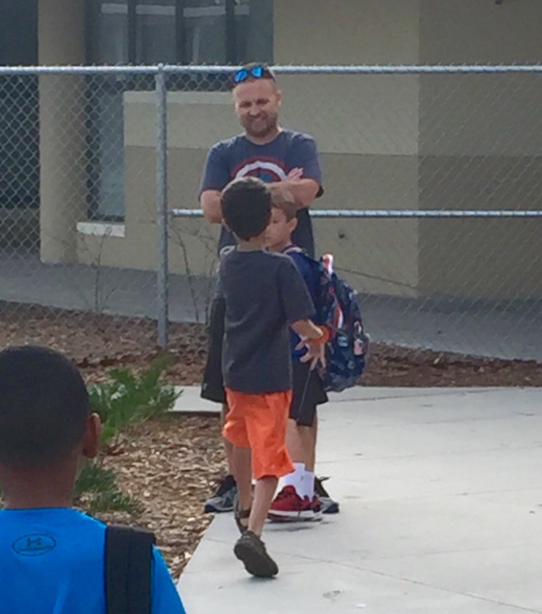 Macarter2012's tweet photo. Starting the morning off "bright" with some random acts of kindness. #smesbethegood @SandersSMES https://t.co/coFJbIqAvk