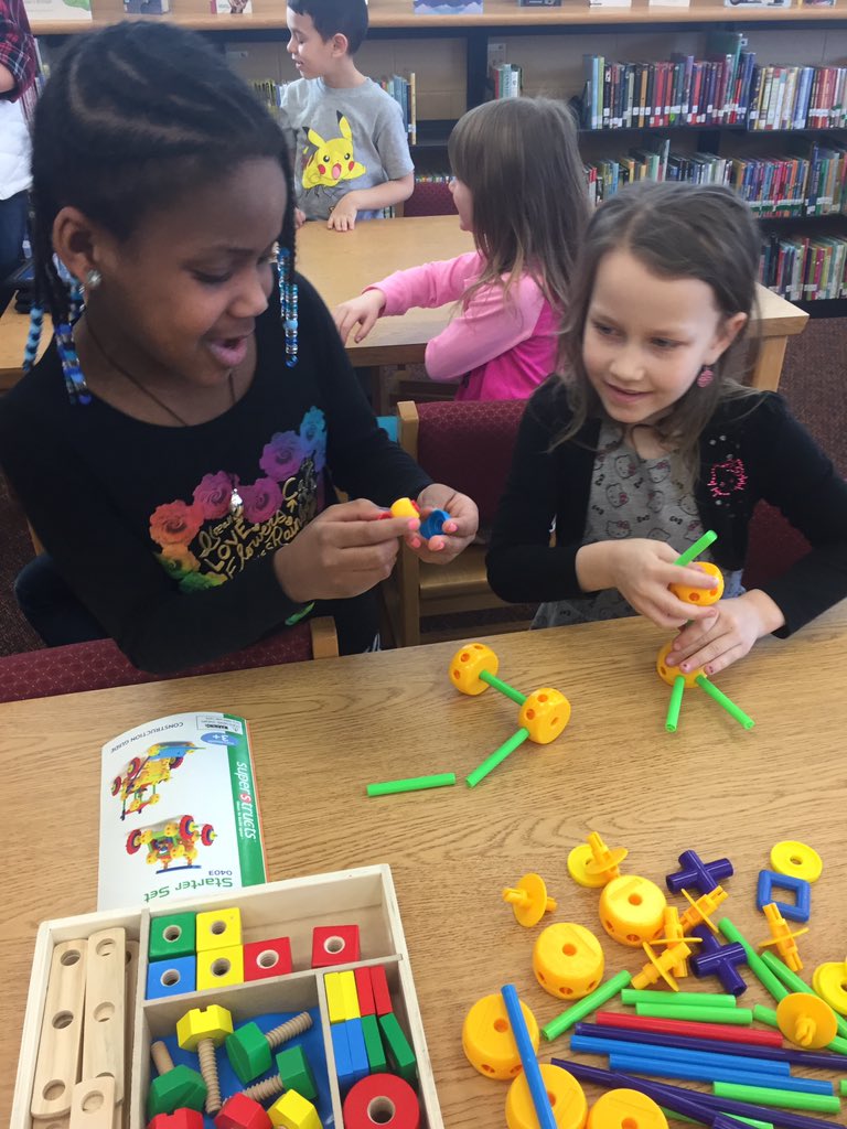 howard_huskies's tweet image. Coding, Creating, and Cupid...Oh my!!! #makerspacefun