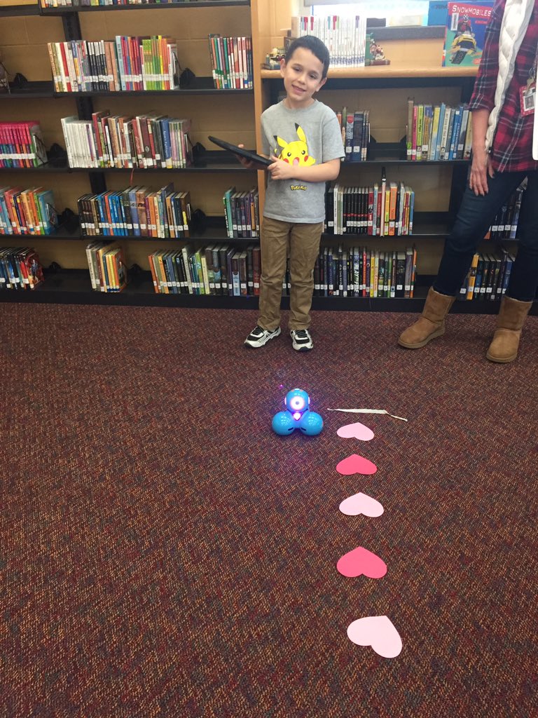 howard_huskies's tweet image. Coding, Creating, and Cupid...Oh my!!! #makerspacefun