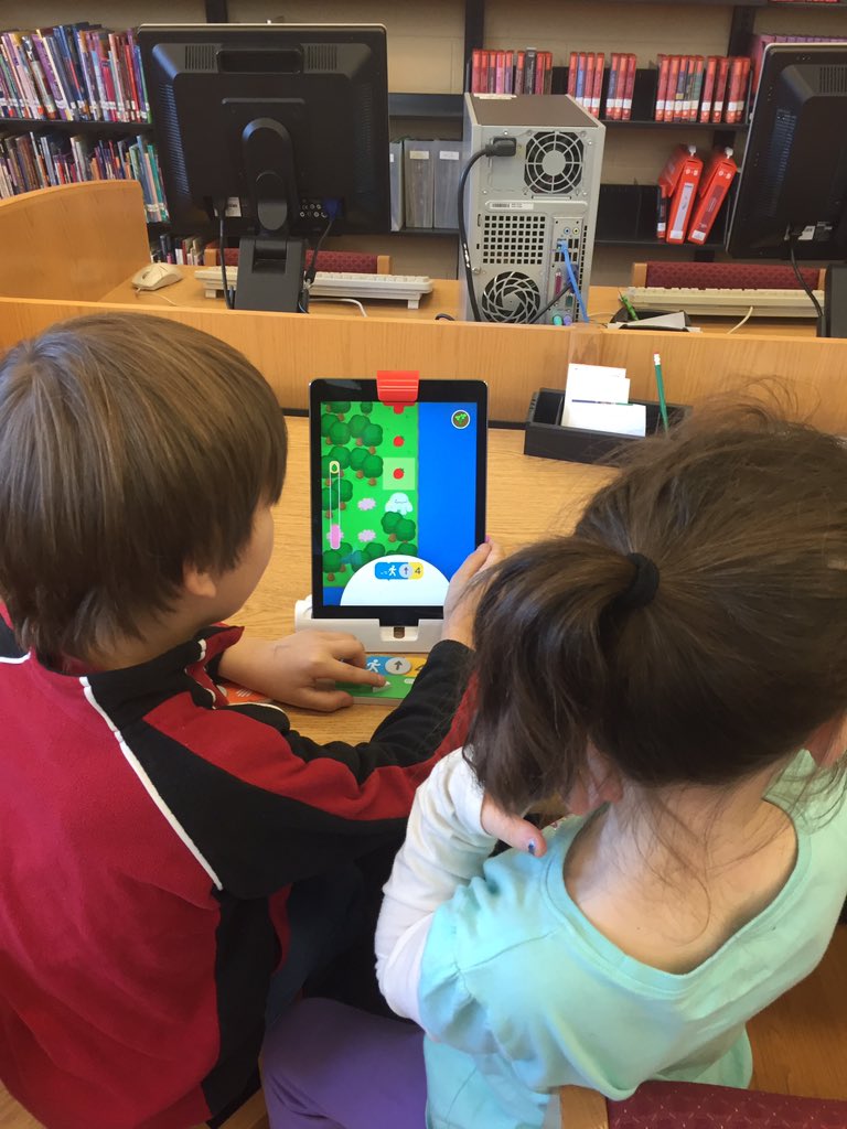 howard_huskies's tweet image. Coding, Creating, and Cupid...Oh my!!! #makerspacefun