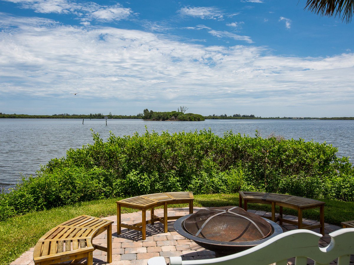 MichaelGThorpe's tweet photo. Multiple #privatedocks, 3BR/5.5BA, 3-car A/C garage. $1.495M https://t.co/dWBwsWUsYq #riverfront #islandlife #bestriverfronthome #verobeach https://t.co/iAsd7oWZnX