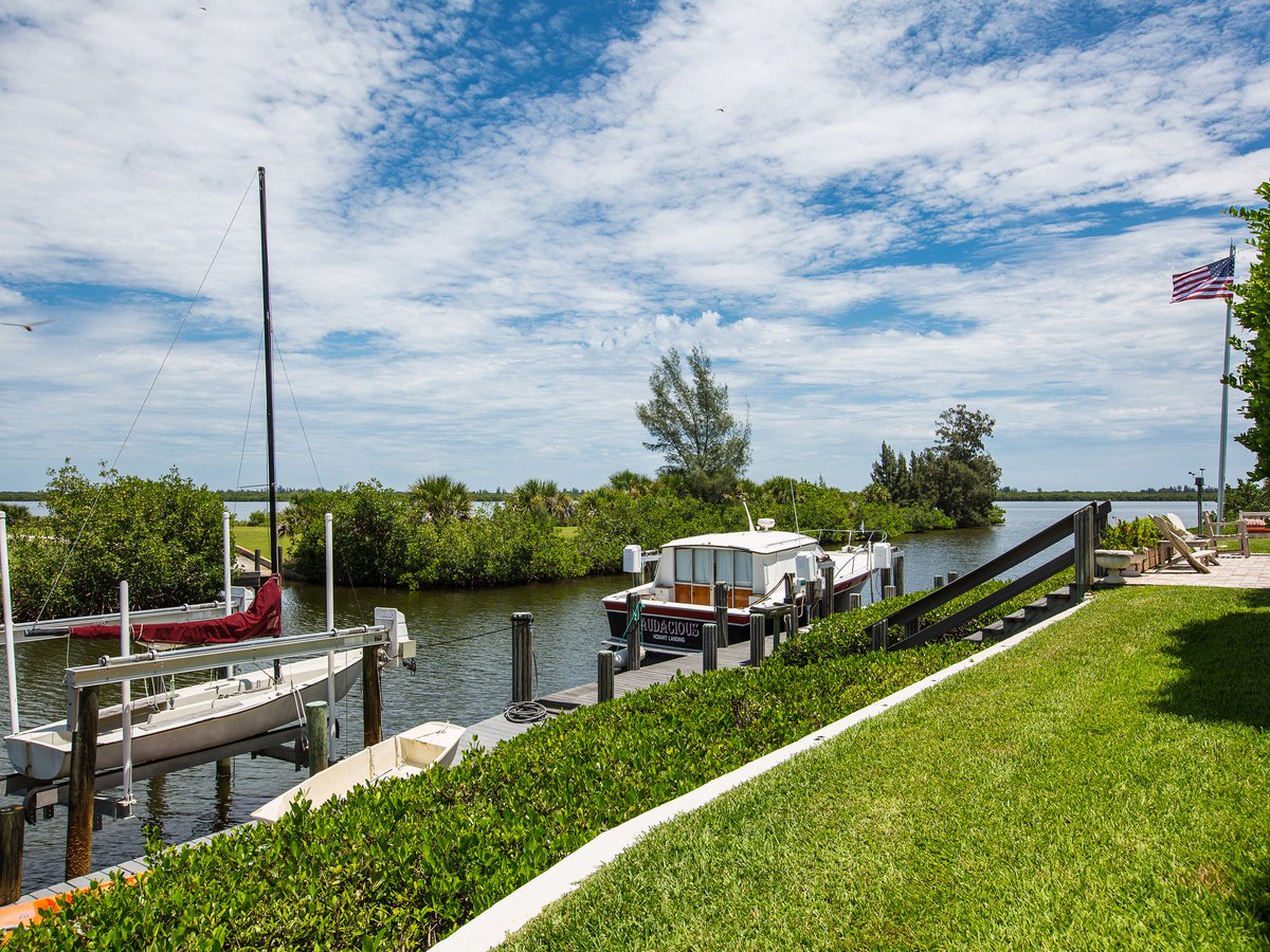 MichaelGThorpe's tweet photo. Multiple #privatedocks, 3BR/5.5BA, 3-car A/C garage. $1.495M https://t.co/dWBwsWUsYq #riverfront #islandlife #bestriverfronthome #verobeach https://t.co/iAsd7oWZnX