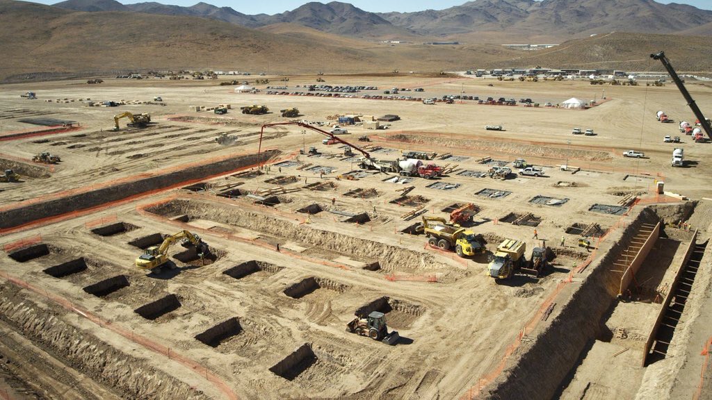 SolarExp's tweet photo. شركة "تيسلا" تنشئ أكبر مصنع "Gigafactory" لبطاريات أيونات الليثيوم، والذي يغطى سقفه بالكامل بخلايا #الطاقة_الشمسية في ولاية نيڤادا الأمريكية https://t.co/g6O99Cn907