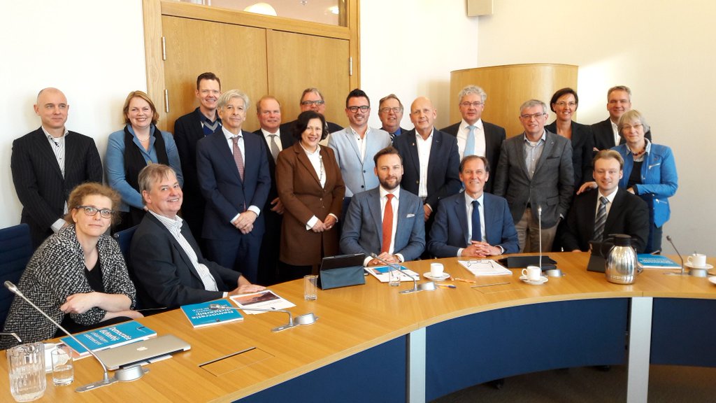 JoseeGehrke's tweet image. Was mooi &amp;amp; productief werkbezoek van #Vng cie Raadsleden&amp;amp;Griffiers bij #Bzk &amp;amp; @RPlasterk Versterking positie #gemeenteraad &amp;amp; #raadsleden !