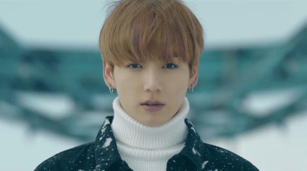 Armykook04's tweet photo. Só eu q achei o kook parecido com o G Dragon em Spring Day? https://t.co/7mZARYF5qh
