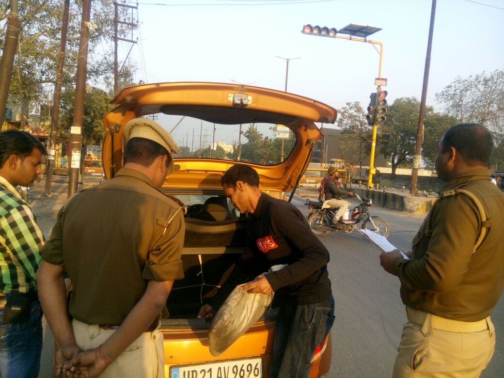 upelectionmdd's tweet photo. Fistt Moradabad police cheking abhiyan tej kartey huey https://t.co/0tkce5BveP