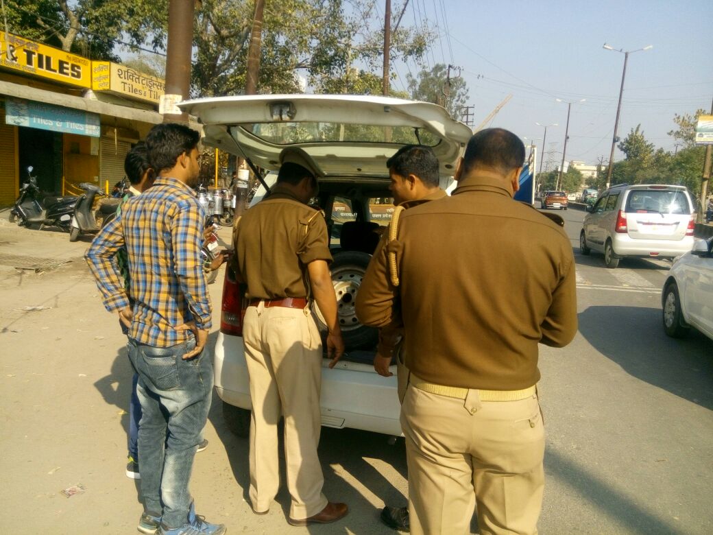 upelectionmdd's tweet photo. Fistt Moradabad police cheking abhiyan tej kartey huey https://t.co/0tkce5BveP