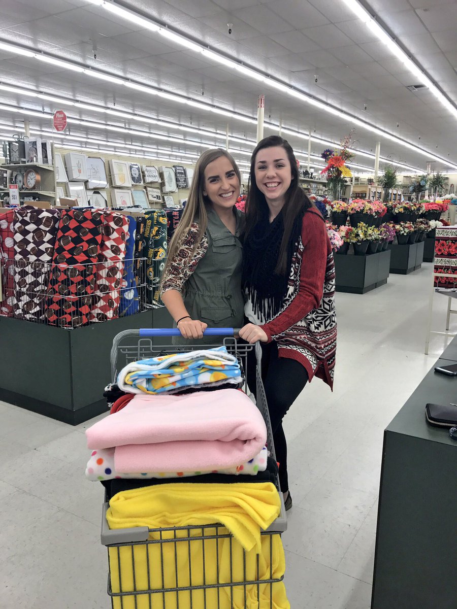 NorfolkKeyClub's tweet photo. We had a great time making tie blankets for the children at the Youth Advocacy Center. 🤘🏽🎉❣️✨ #youthmakingadifference https://t.co/9EMDuCxfjv