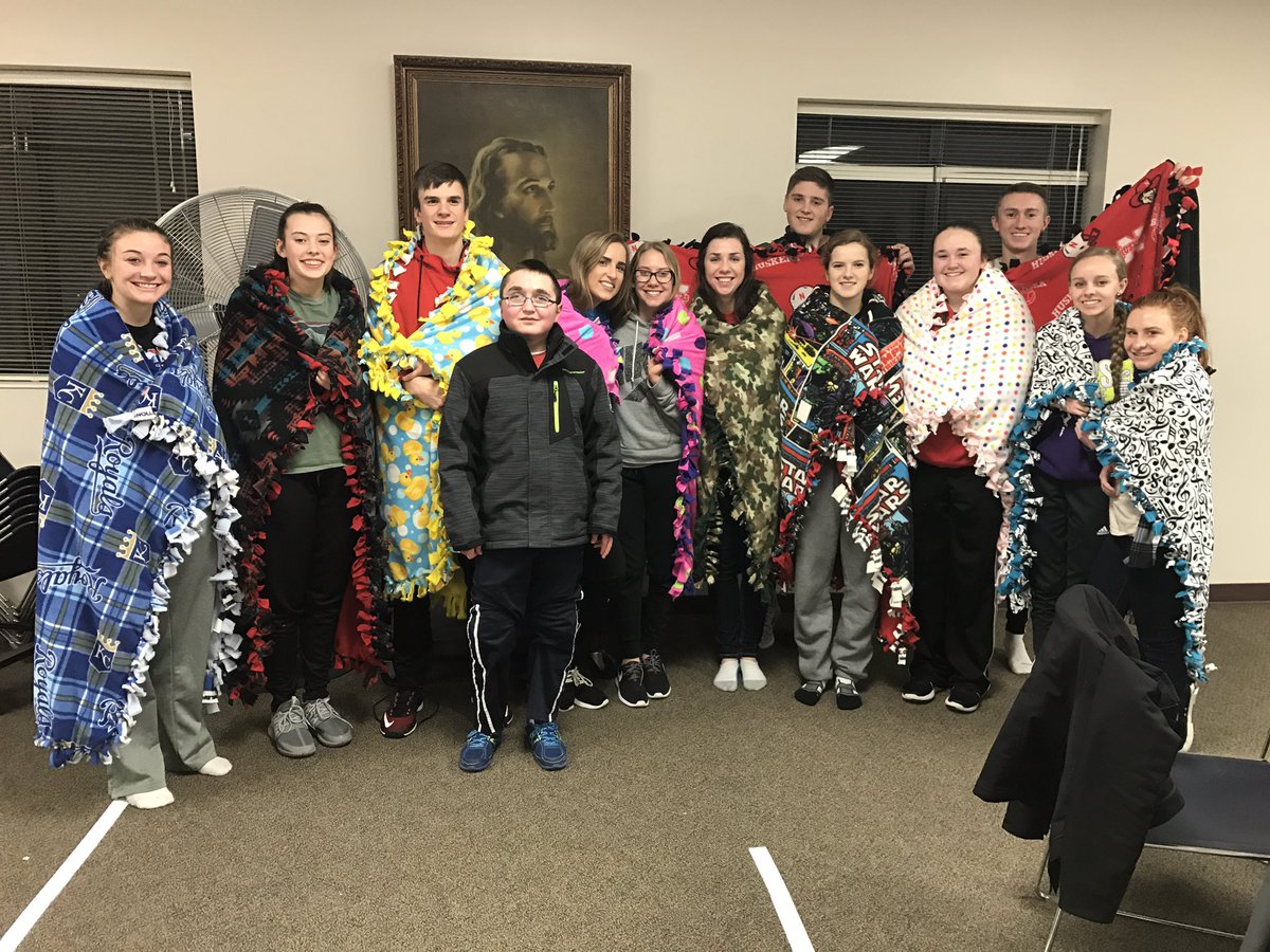NorfolkKeyClub's tweet photo. We had a great time making tie blankets for the children at the Youth Advocacy Center. 🤘🏽🎉❣️✨ #youthmakingadifference https://t.co/9EMDuCxfjv