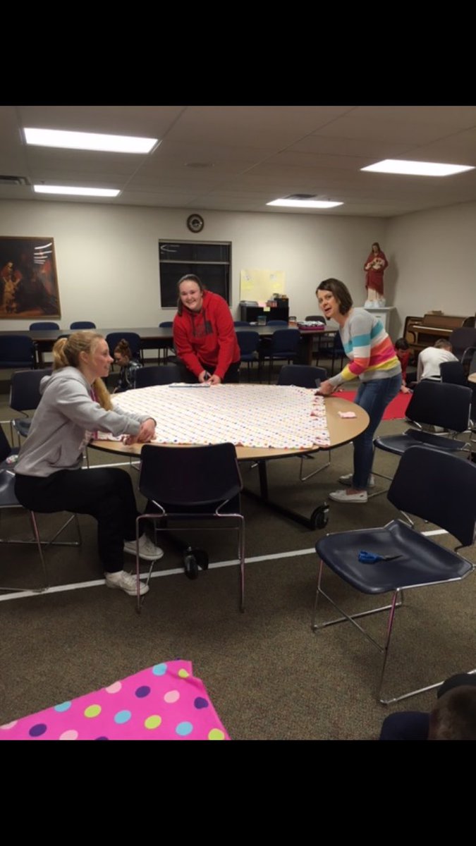 NorfolkKeyClub's tweet photo. We had a great time making tie blankets for the children at the Youth Advocacy Center. 🤘🏽🎉❣️✨ #youthmakingadifference https://t.co/9EMDuCxfjv