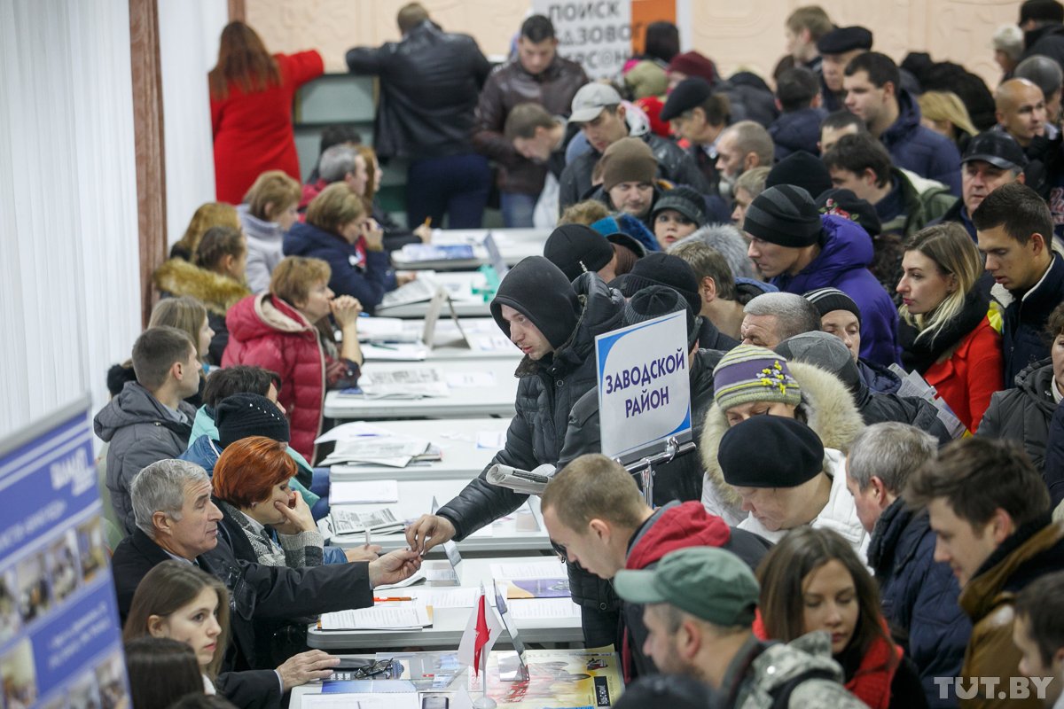 Безработный россиянин. Безработица молодежи. Безработица фото. Очередь безработных. Безработный в россии.