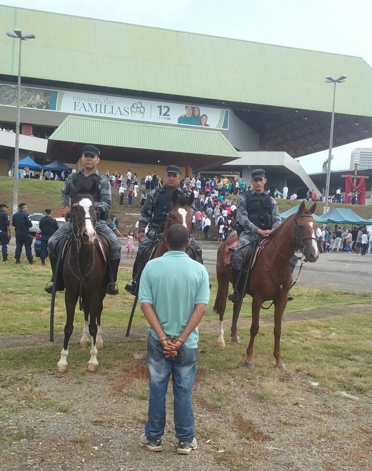 CavalariaPmgo's tweet photo. CAVALARIA/CME. Equipe "Goiano", 3º Pel, recaptura foragido da justiça em Evento Religioso realizado no Goiânia Arena. https://t.co/5LlYXZ0hXI