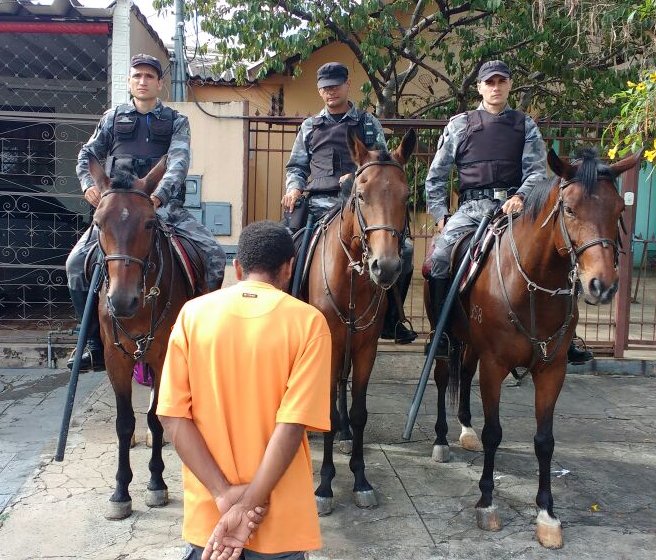 CavalariaPmgo's tweet photo. CAVALARIA/CME. Equipe Arroyo, 1º Pel, recaptura foragido da justiça, na rua 55, Setor Central. https://t.co/EomYYP2nSd
